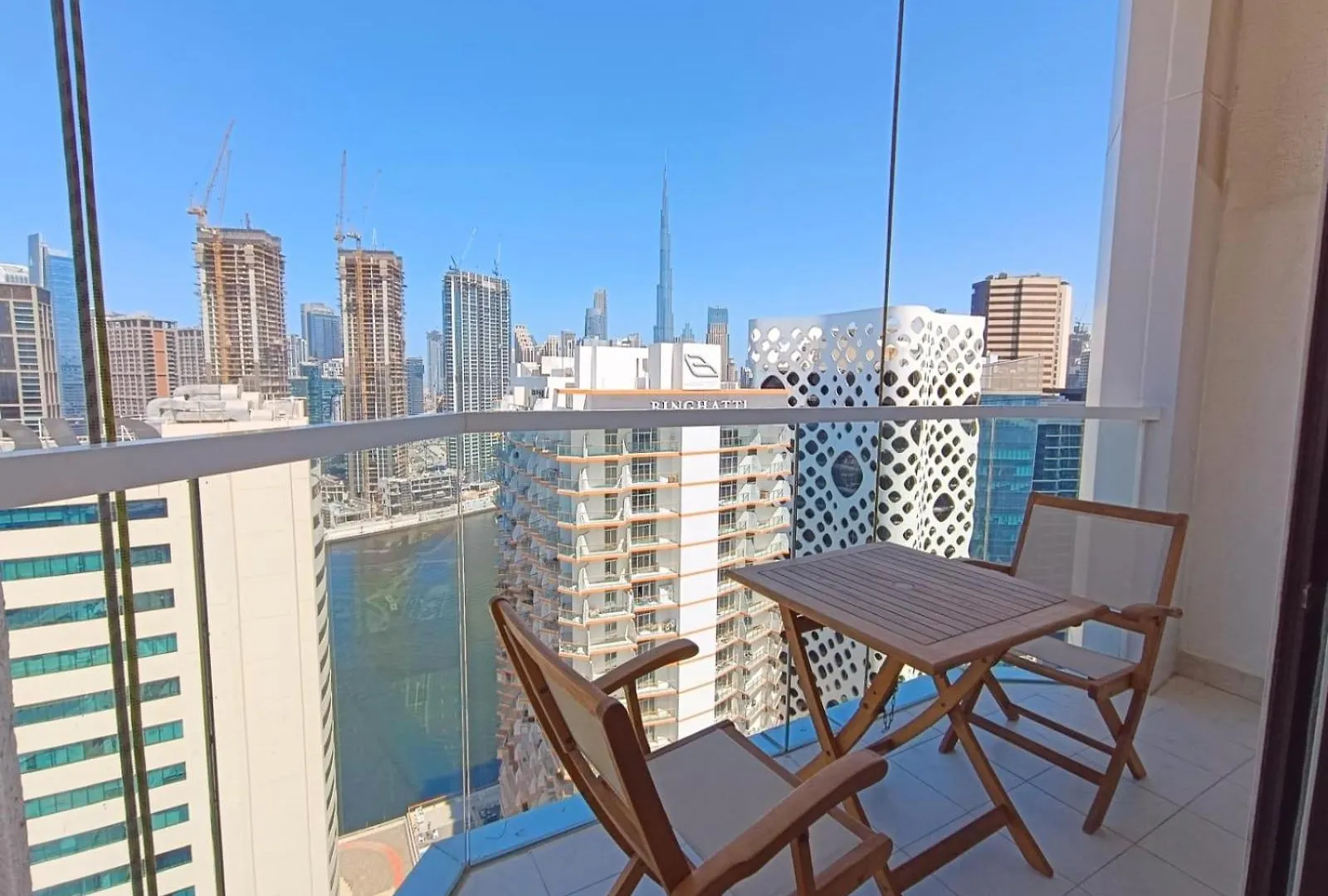 Superior Stay- Sleek & Modern Studio In Business Bay Dubai Daire
