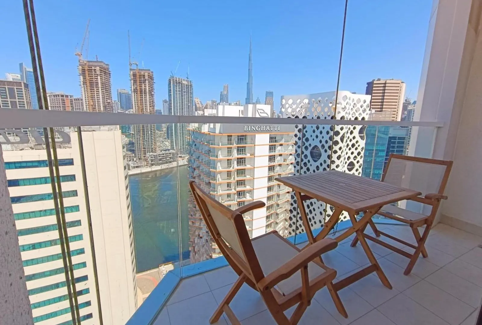 Daire Superior Stay- Sleek & Modern Studio In Business Bay Dubai